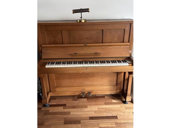 Piano merk Neufeld, jaren 30, met oefenpeda