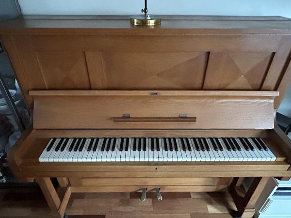 Piano merk Neufeld, jaren 30, met oefenpeda