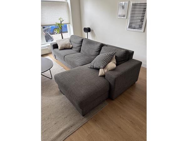 Donkergrijze 3-zits bank met chaise longue