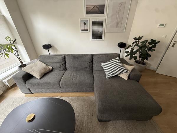 Donkergrijze 3-zits bank met chaise longue