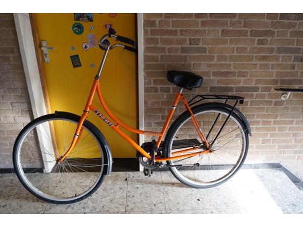 Leuke oranje fiets voor studenten of stations fiets