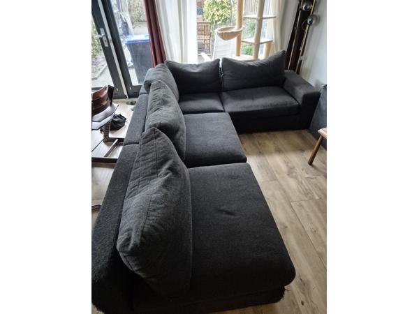 Grote comfortable hoekbank - donkergrijs met gebruikssporen