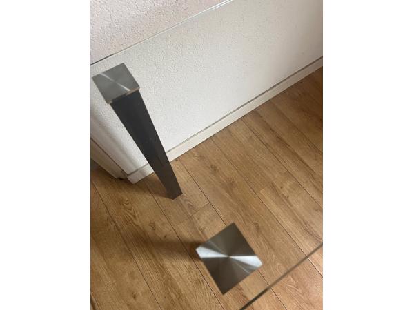 Console van staal en glas