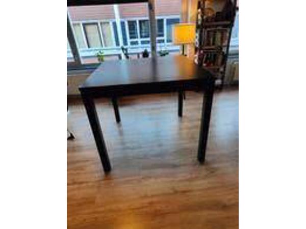 2 hoge tafels & 6 inklapbare barkrukken (Ikea) met verfspatten