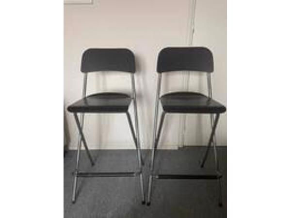 2 hoge tafels & 6 inklapbare barkrukken (Ikea) met verfspatten