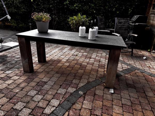 Zware tuintafel met leistenen blad
