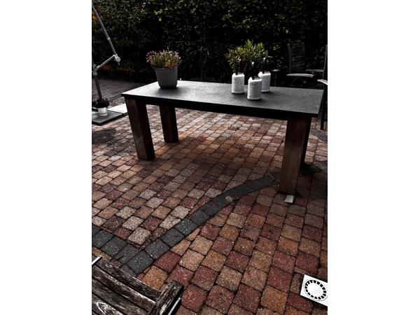 Zware tuintafel met leistenen blad