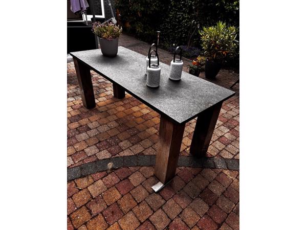 Zware tuintafel met leistenen blad