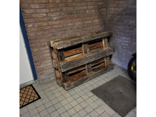 Pallets, 2 op de foto en nog 1 kleinere