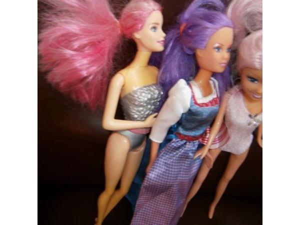 3 stuks mooie aan geklede barbies met lang haar