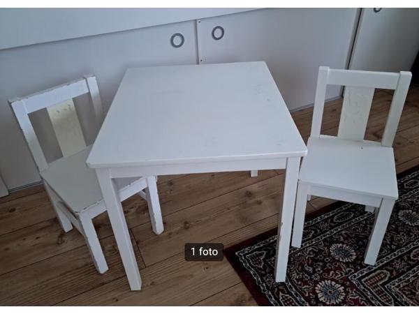 Ikea kindertafel met twee stoeltjes