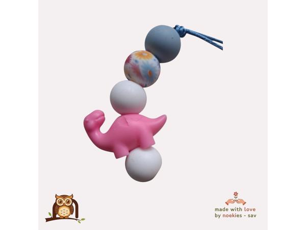 nr 10 noekies naam speenkoord dino langnek roze bloemetjes