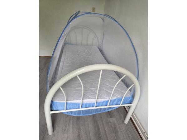 1 persoons bed inclusief matras en klamboe