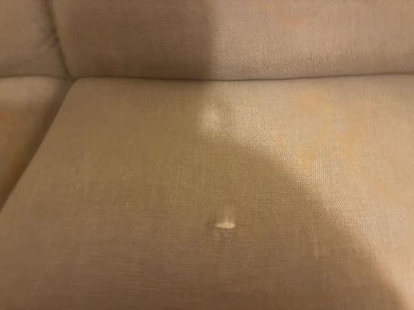 Grijze bank met hocker