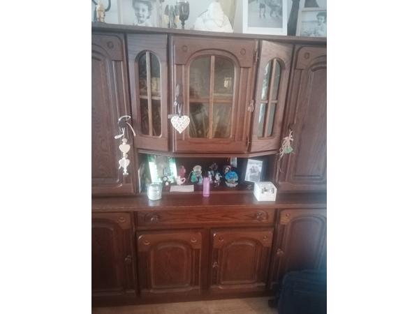 Wandmeubel met glas deuren.