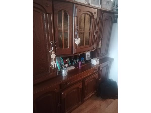 Wandmeubel met glas deuren.