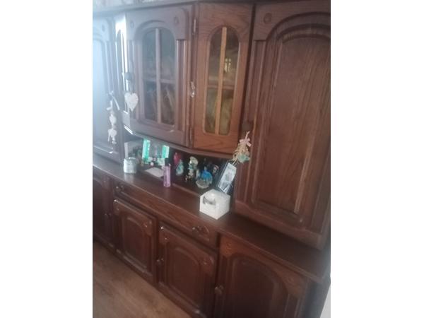 Wandmeubel met glas deuren.