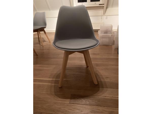 Vier eetkamerstoelen