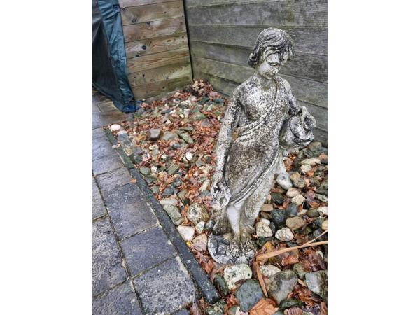 tuinbeeld halfnaakte vrouw op sokkel beton met kruiken nimf