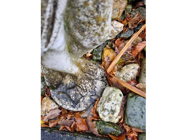 tuinbeeld halfnaakte vrouw op sokkel beton met kruiken nimf