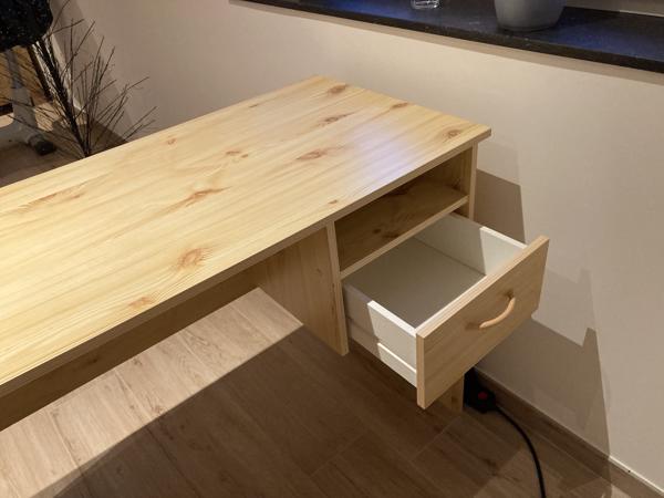 Klein bureau met schuif - ideaal als instap