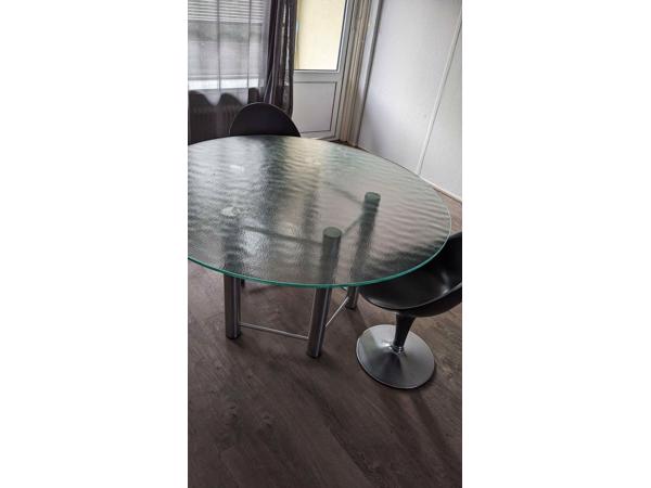 Glazen ronde tafel met kuipstoeltjes