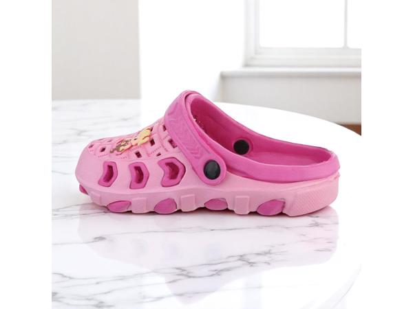 Crocs slipper schoen horizontaal pink fuchsia met meisje 32