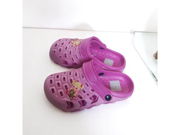 Crocs slipper schoen horizontaal pink fuchsia met meisje 32