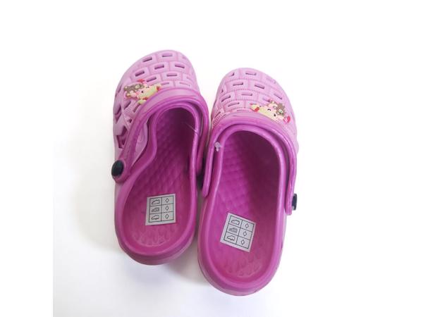 Crocs slipper schoen horizontaal pink fuchsia met meisje 32