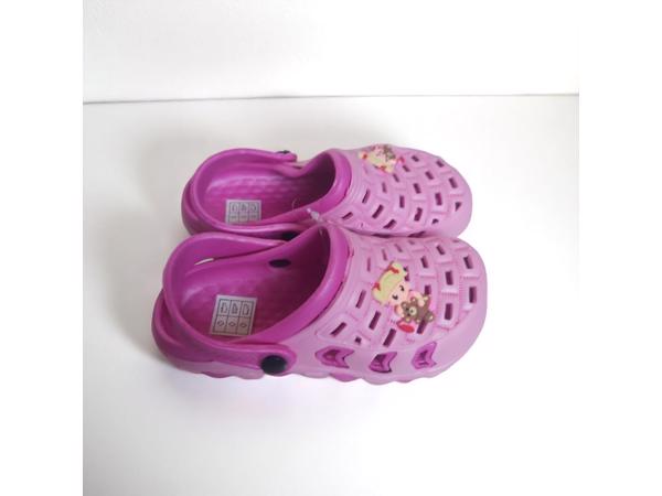 Crocs slipper schoen horizontaal pink fuchsia met meisje 32