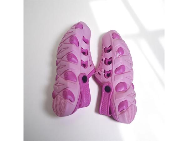 Crocs slipper schoen horizontaal pink fuchsia met meisje 32