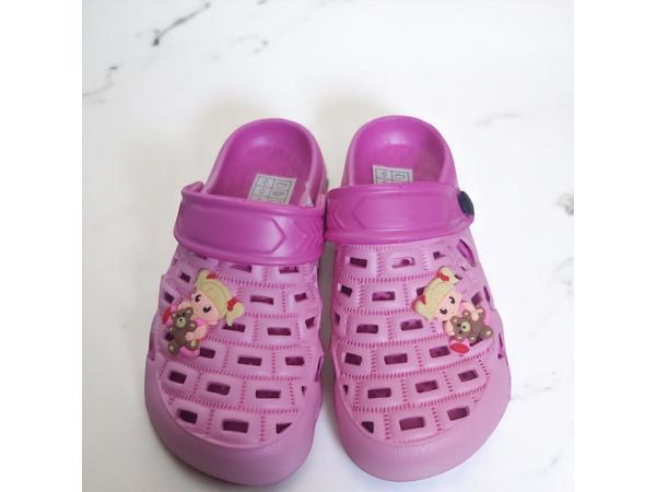 Crocs slipper schoen horizontaal pink fuchsia met meisje 32