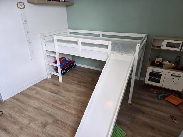Hoogslaper met glijbaan incl matras.