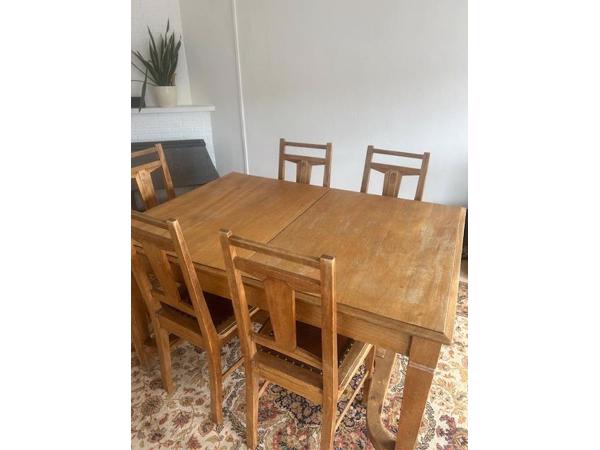 Houten eettafel met 5 stoelen