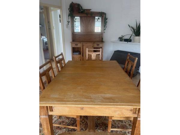 Houten eettafel met 5 stoelen