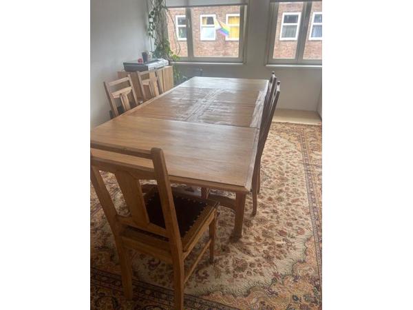 Houten eettafel met 5 stoelen