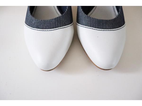 Elegante gebroken wit / blauwe leren pump merk Mexx