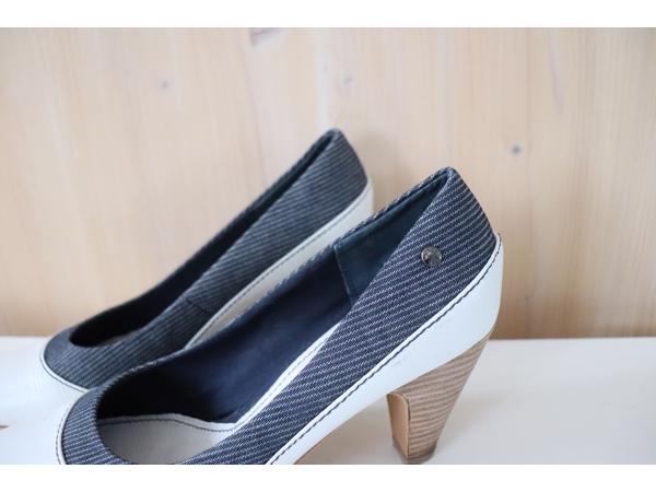 Elegante gebroken wit / blauwe leren pump merk Mexx