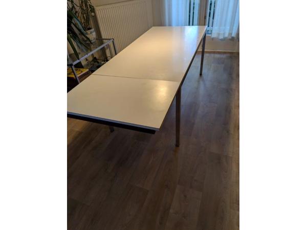 UItschuifbare eettafel