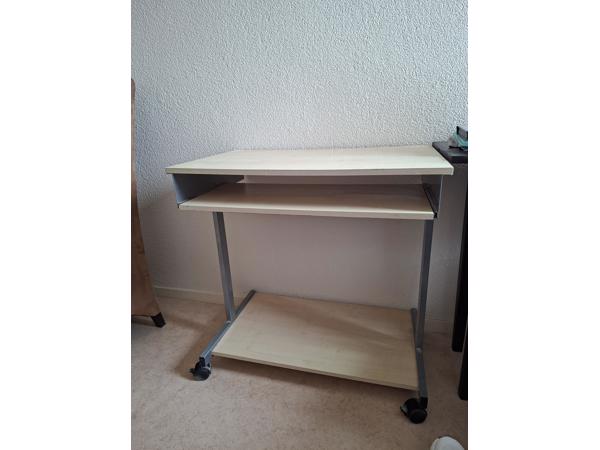 Computerbureau op wieltjes