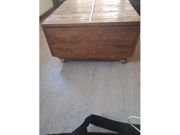 Houten tafel met 2 lade