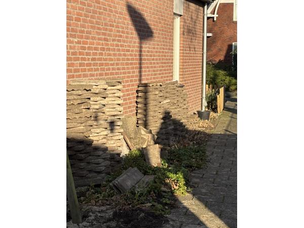 De tegels liggen klaar om opgehaald te worden
