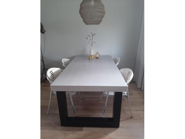 Robuuste eetkamer tafel