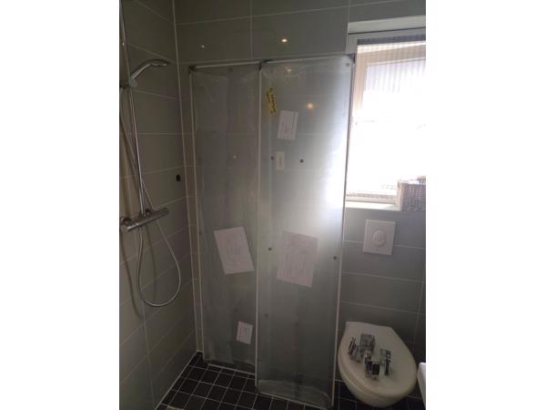 Inklapbare glazen douche/badwand