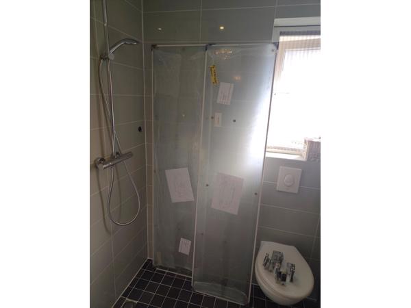 Inklapbare glazen douche/badwand
