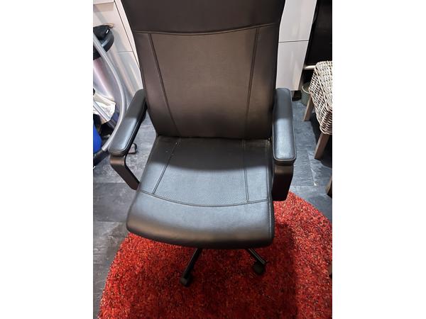 4 rieten stoelen en 1 bureau stoel