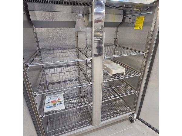 Heeft een koelkast en koelkast kast