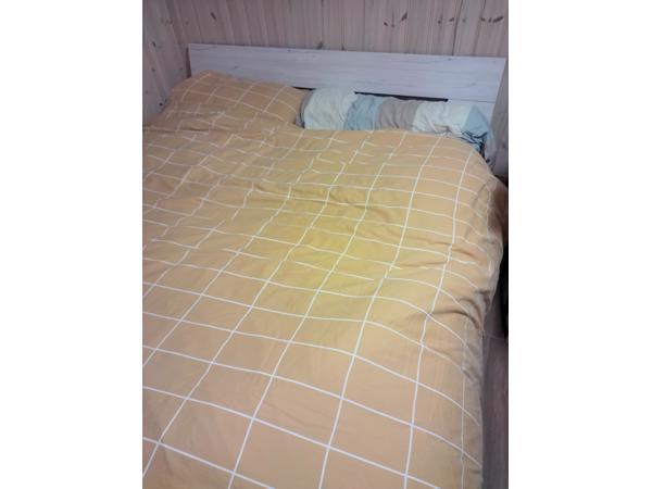 Twee-persoons bed inclusief matras.