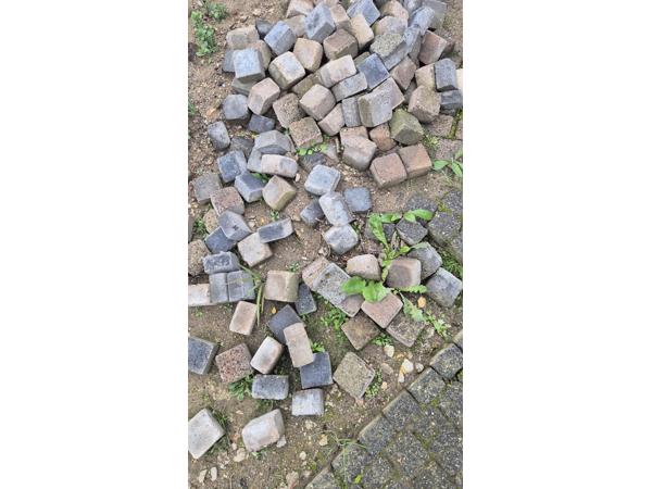 Cobblestones,  ongeveer 40m2. Stoeptegels, ongeveer 96 stuks.