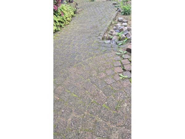 Cobblestones,  ongeveer 40m2. Stoeptegels, ongeveer 96 stuks.